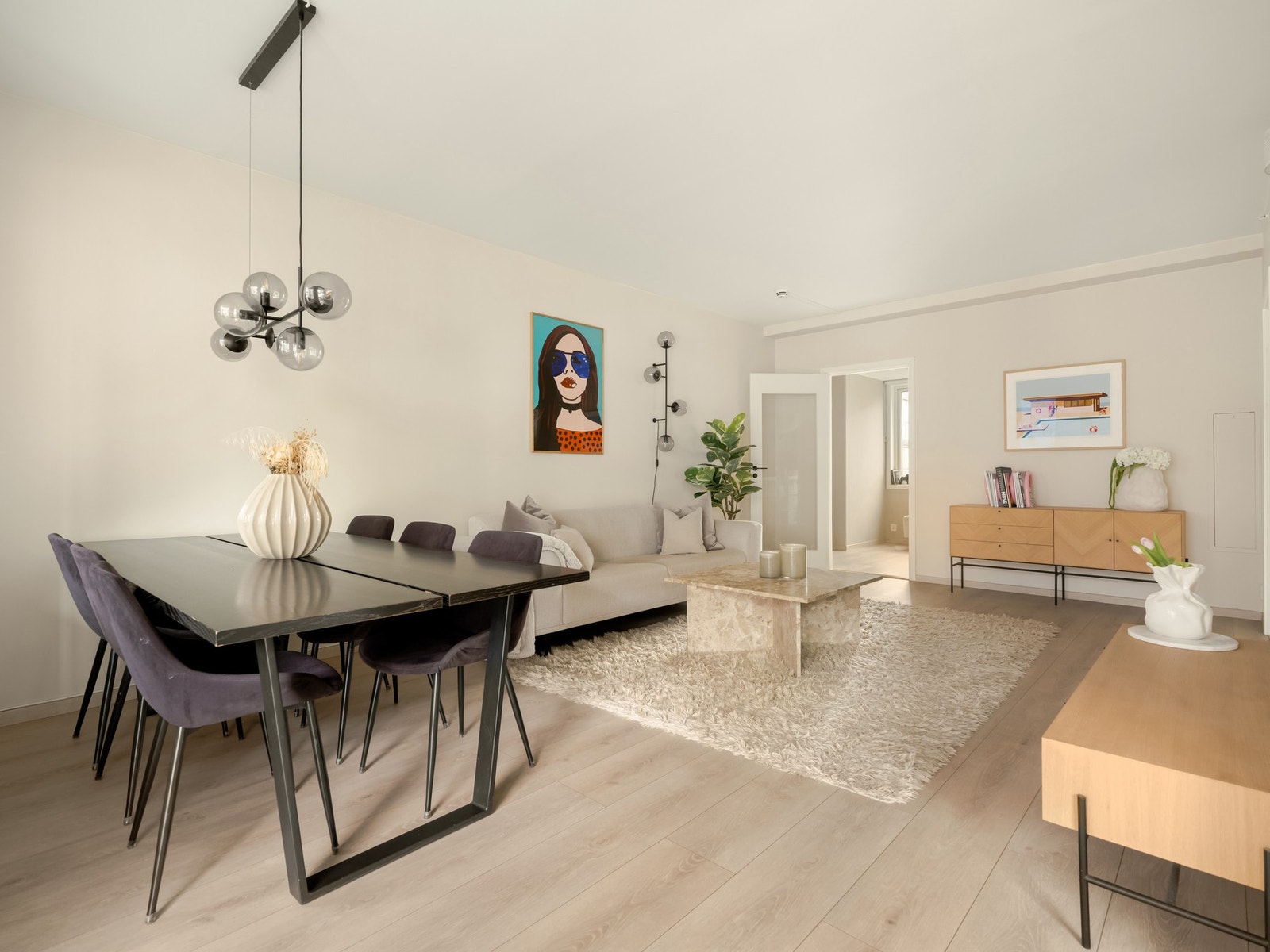 Stuen er i dag et sosialt og stort rom, som er selve samlingspunktet for familien i hverdagen. Galleribilde