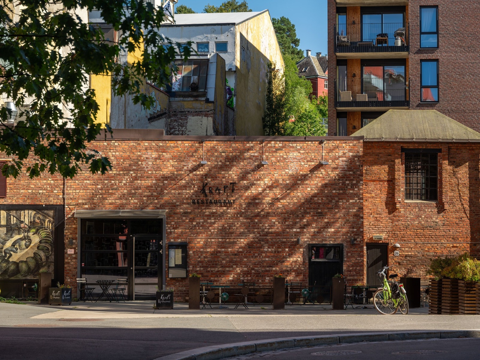 Kraft Restaurant er nabolagsrestauranten som serverer deg skikkelig mat inspirert av lykkelige råvarer, tradisjonelle metoder, og en raus dose kjærlighet. Galleribilde
