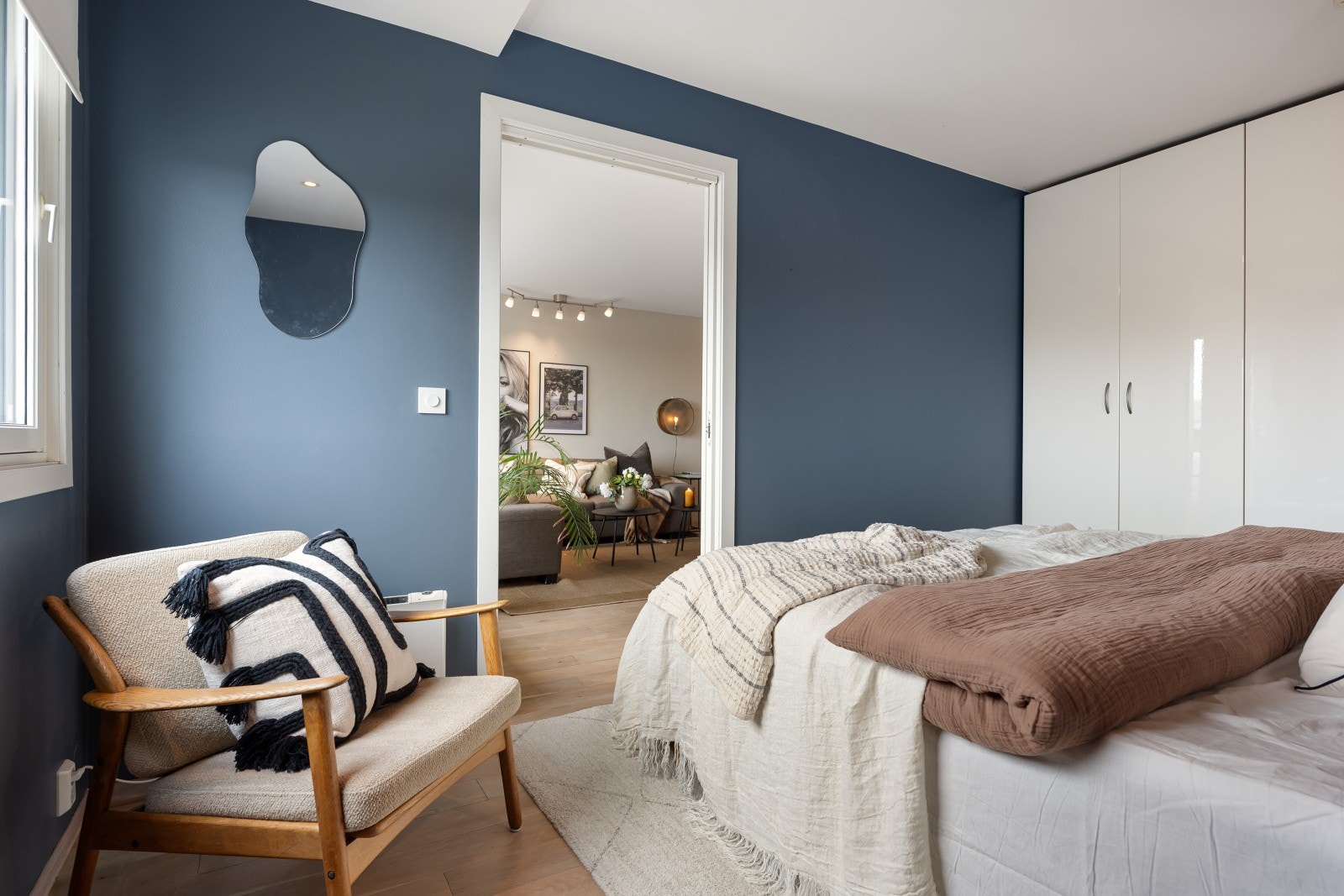 Det er adkomst til boligens soverom fra stuen. Galleribilde