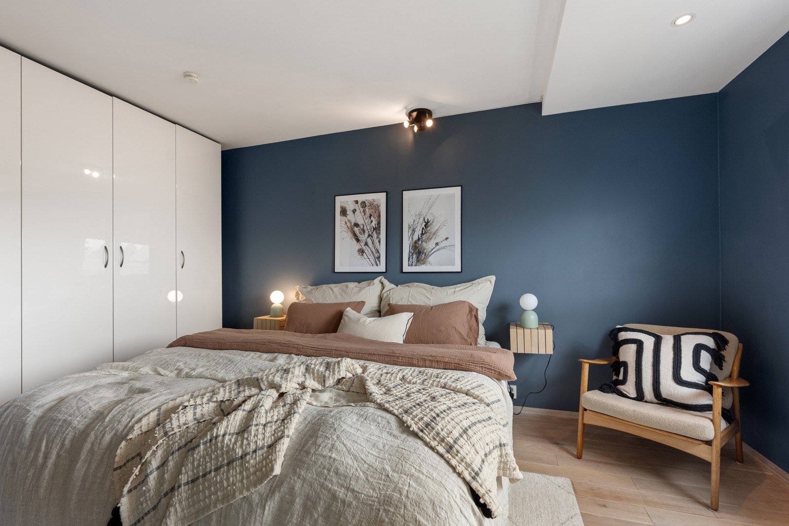 Soverommet er luftig med plass til dobbeltseng og tilhørende møblement. Her er det gode lagringsmuligheter i en garderobe. Galleribilde