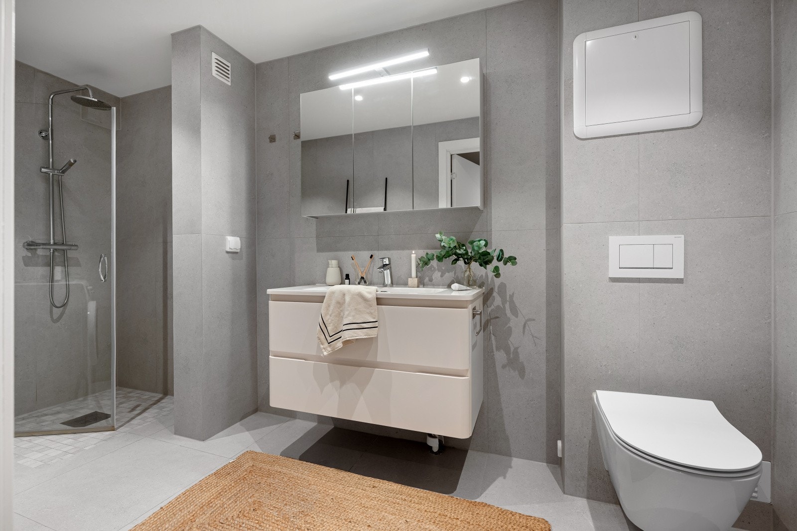 Baderommet er flislagt med varmekabler og har opplegg for vaskemaskin. Galleribilde