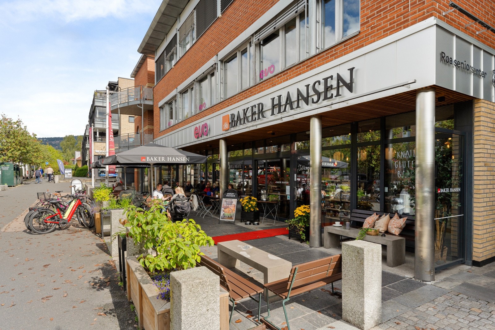 Røa senter med Baker Hansen, optiker, apotek, MENY butikk, bokhandel m.m. Galleribilde