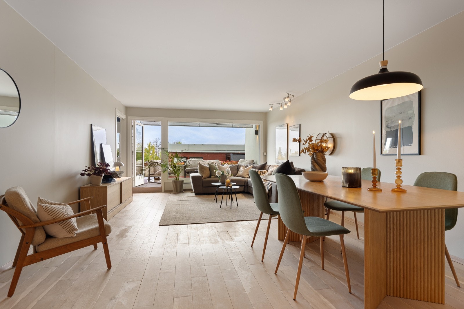 Leiligheten er moderne med én-stavs parkett på gulv og et delikat fargevalg på vegger. Galleribilde