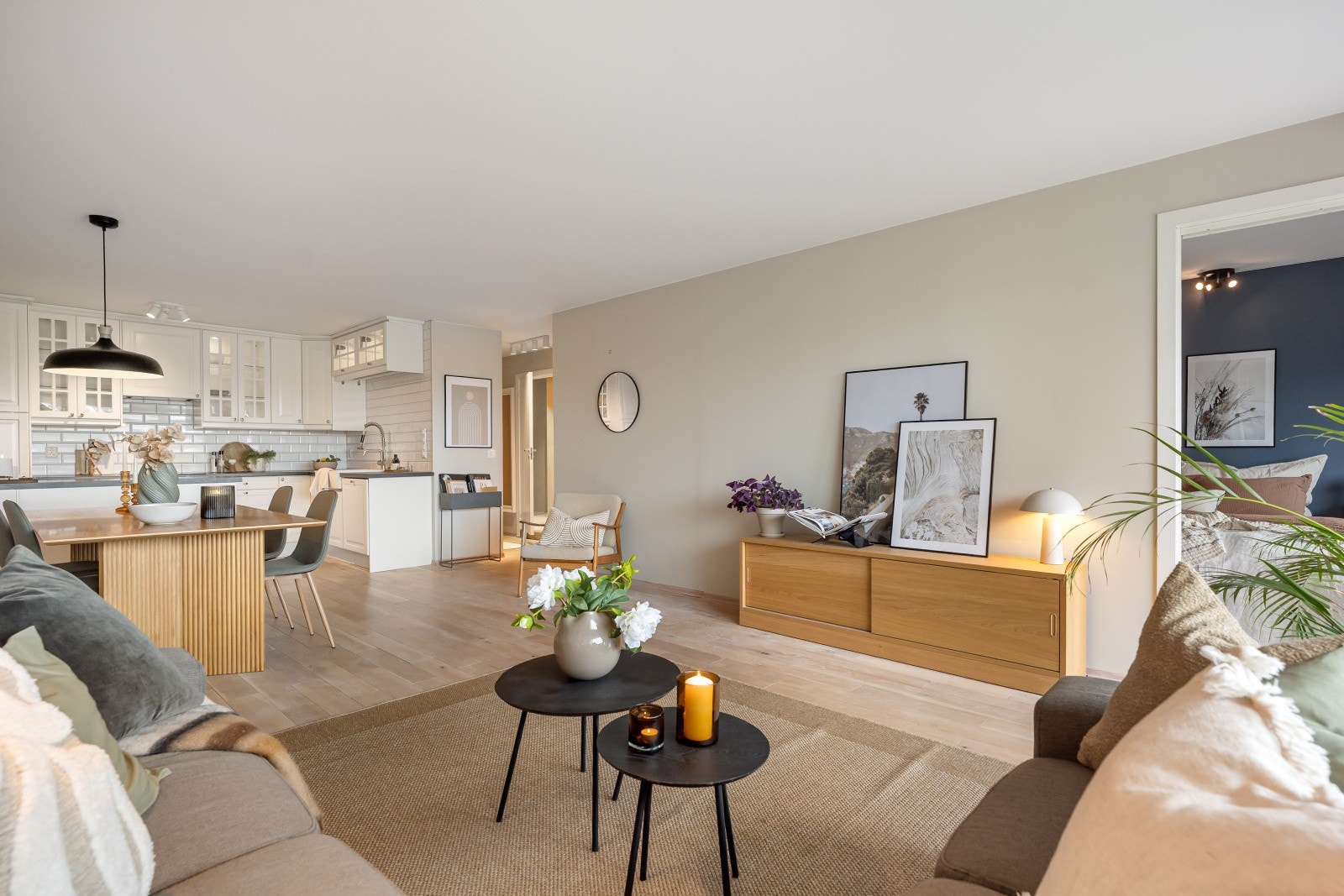 Boligen byr på naturlige møbleringssoner. Galleribilde