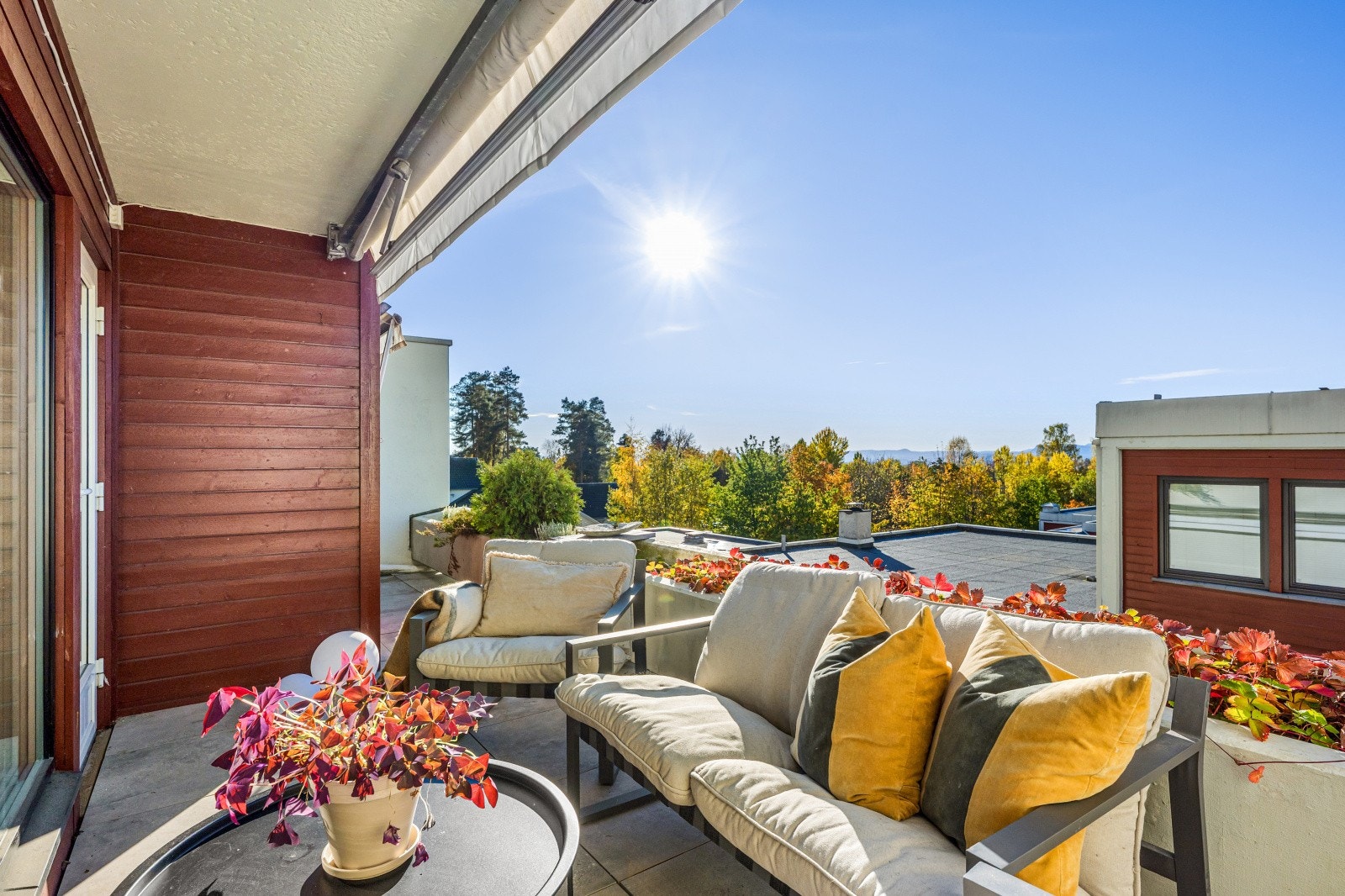 Terrassen blir en forlengelse av oppholdsarealet på sommerstid. Her kan solen nytes i rolige omgivelser. Galleribilde