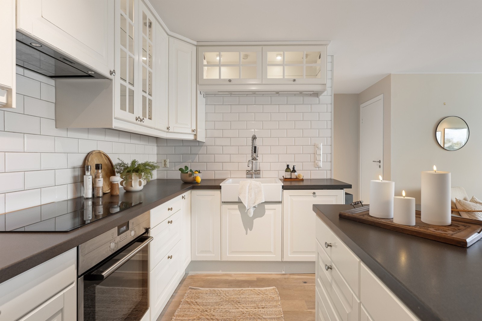 Kjøkkenet har integrert koketopp, stekeovn, oppvaskmaskin, samt kjøle-/fryseskap. Galleribilde