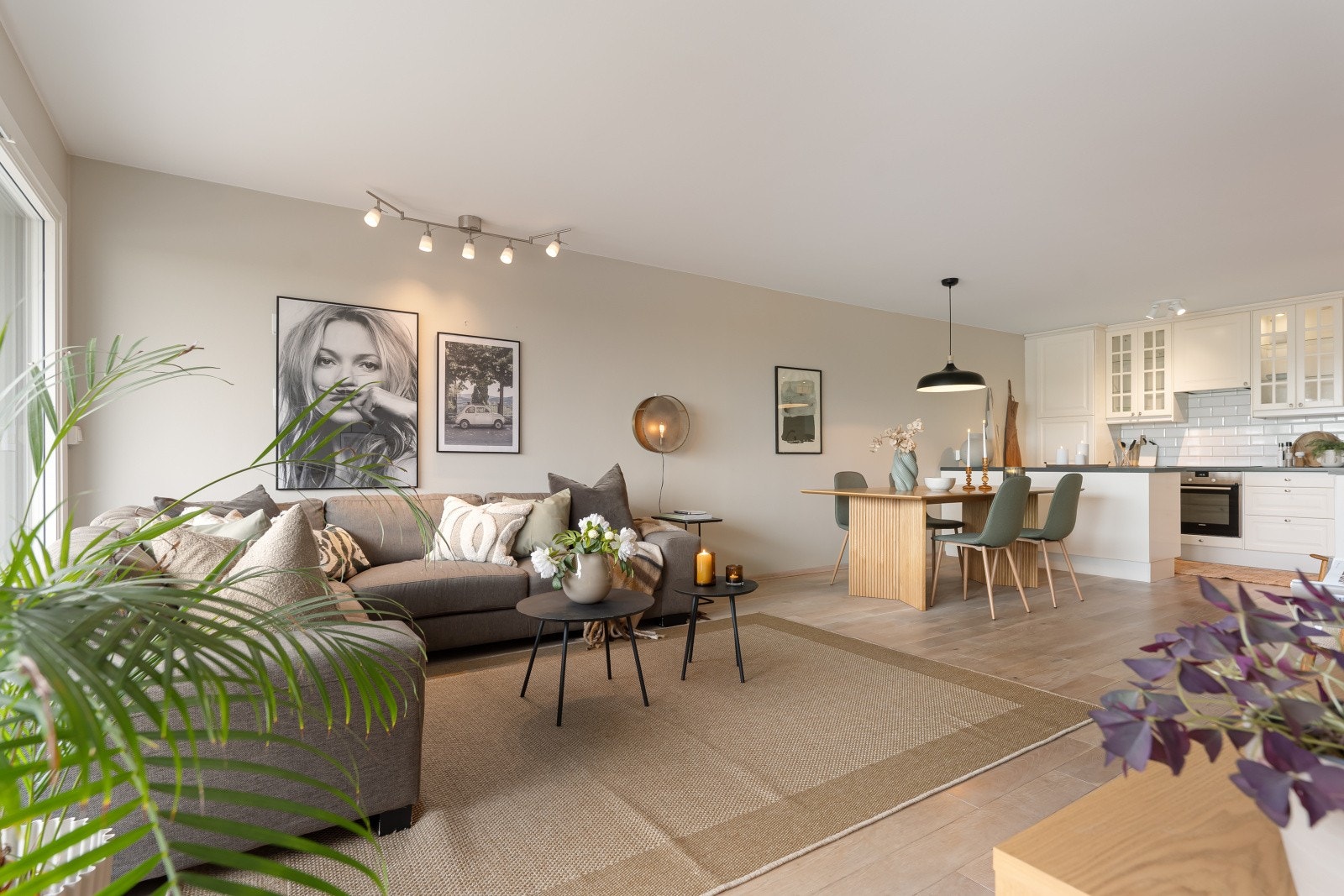 Velkommen til Vestliveien 20 B, en lys og lekker leilighet beliggende i et attraktivt og veletablert område. Galleribilde