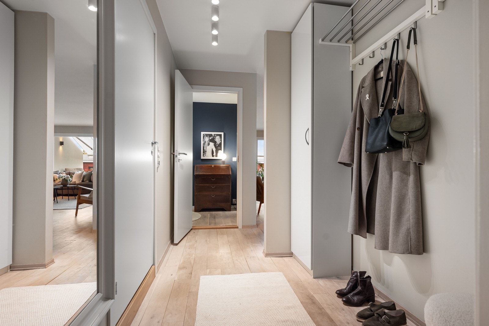 Ved adkomst møtes du av en innbydende entré med mulighet for oppbevaring i en skyvedørsgarderobe. Entréen gir et godt førsteinntrykk av boligen. Galleribilde