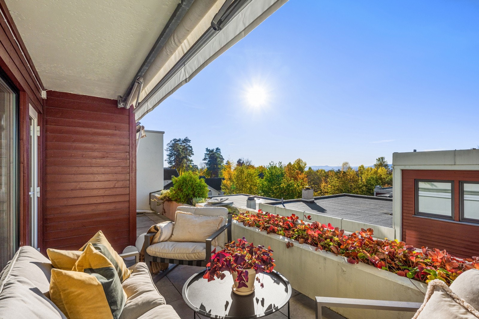 Fra stuen er det adkomst til en vestvendt balkong på ca. 11 kvm. Galleribilde