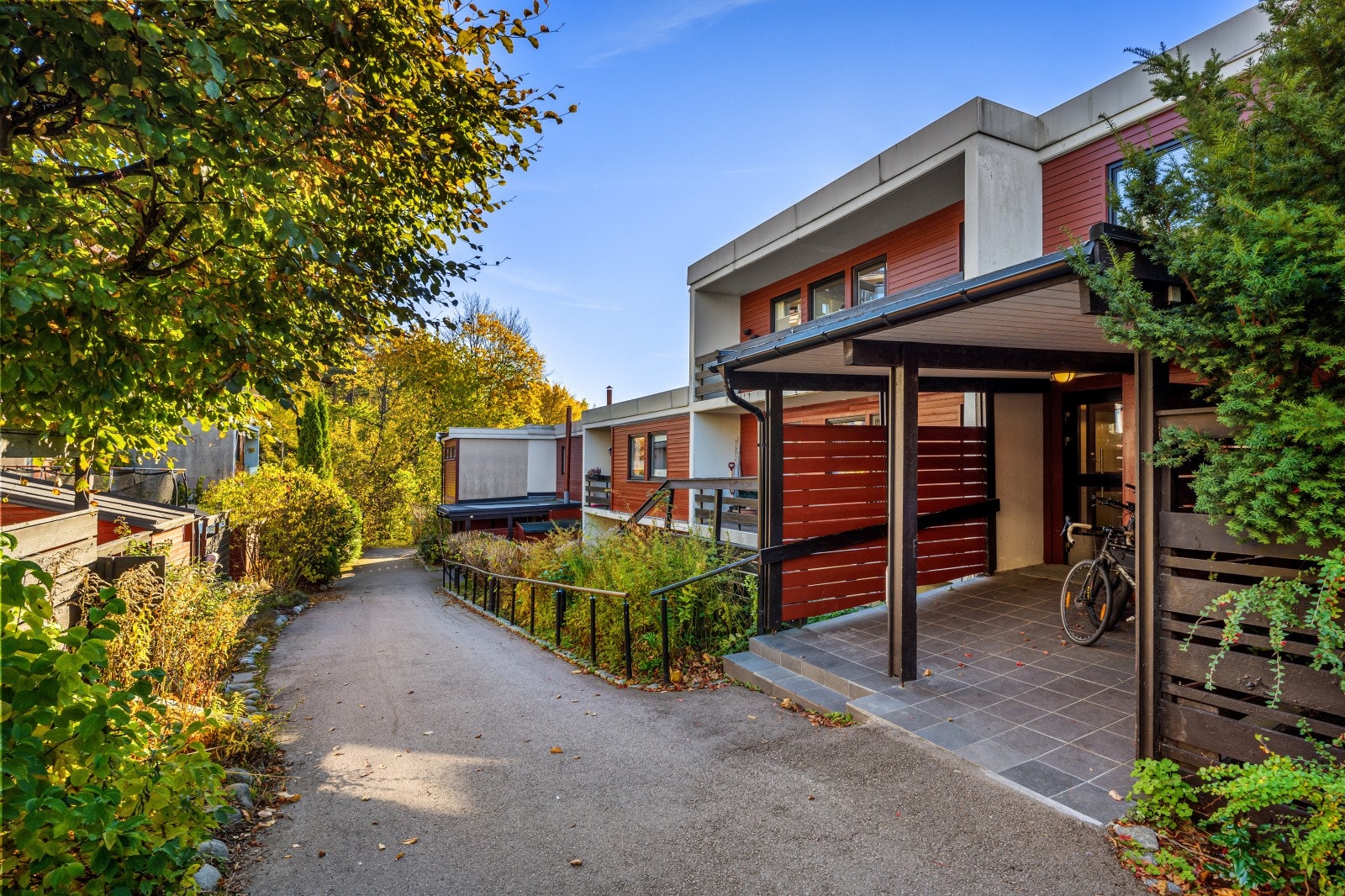 Boligen har en flott intern beliggenhet i populære Rønningen borettslag. Galleribilde