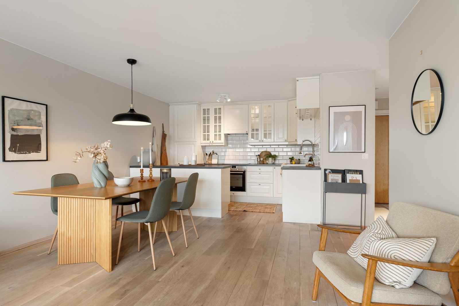 Boligens kjøkken blir sosialt med en åpen løsning til stuen. Galleribilde