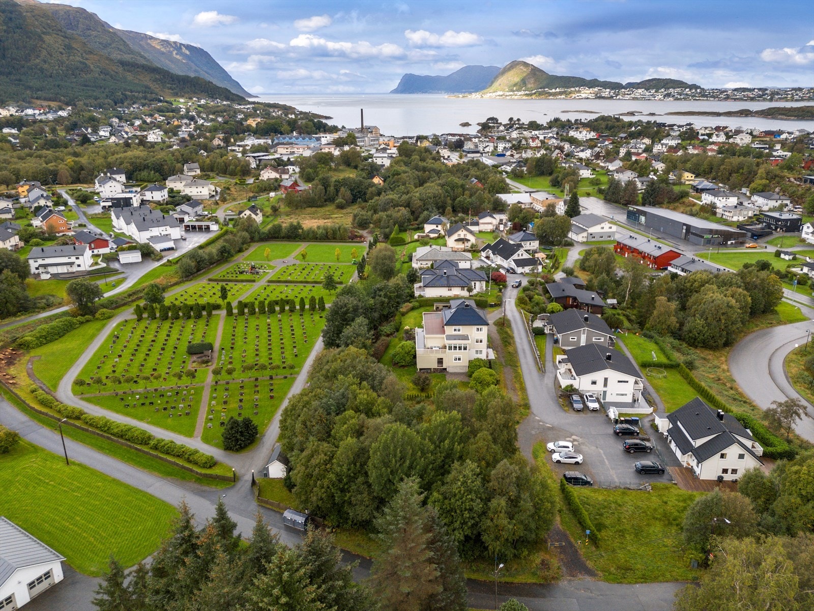 Eiendommen ligger i lett kupert terreng og tomten består i all hovedsak av utmark med noe krattskog og trær. Galleribilde