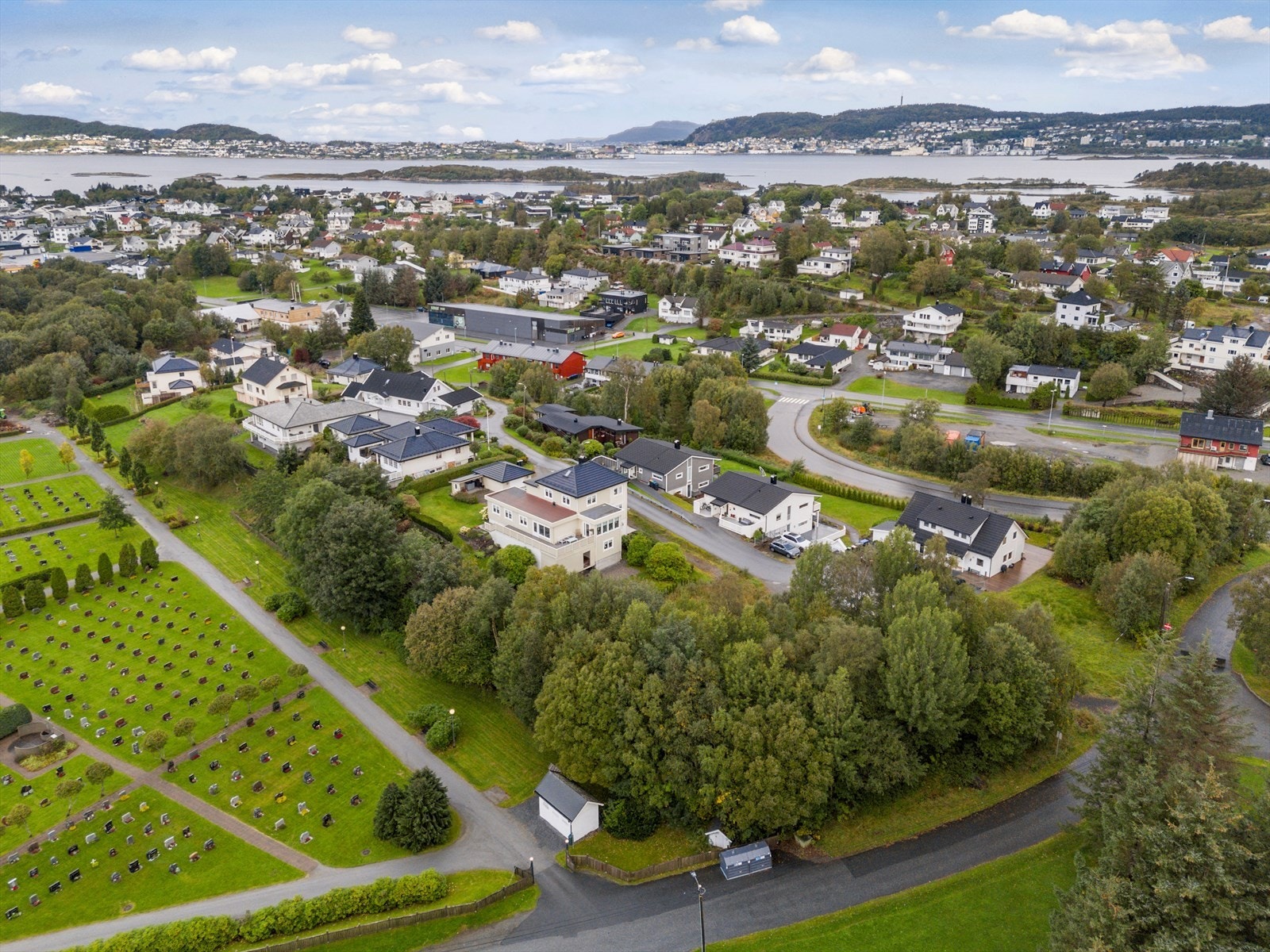 Eiendommen ligger i enden av Grønmyrhaugen, øst for Langevåg sentrum, i et etablert område med eneboliger fra forskjellige tidsepoker. Galleribilde