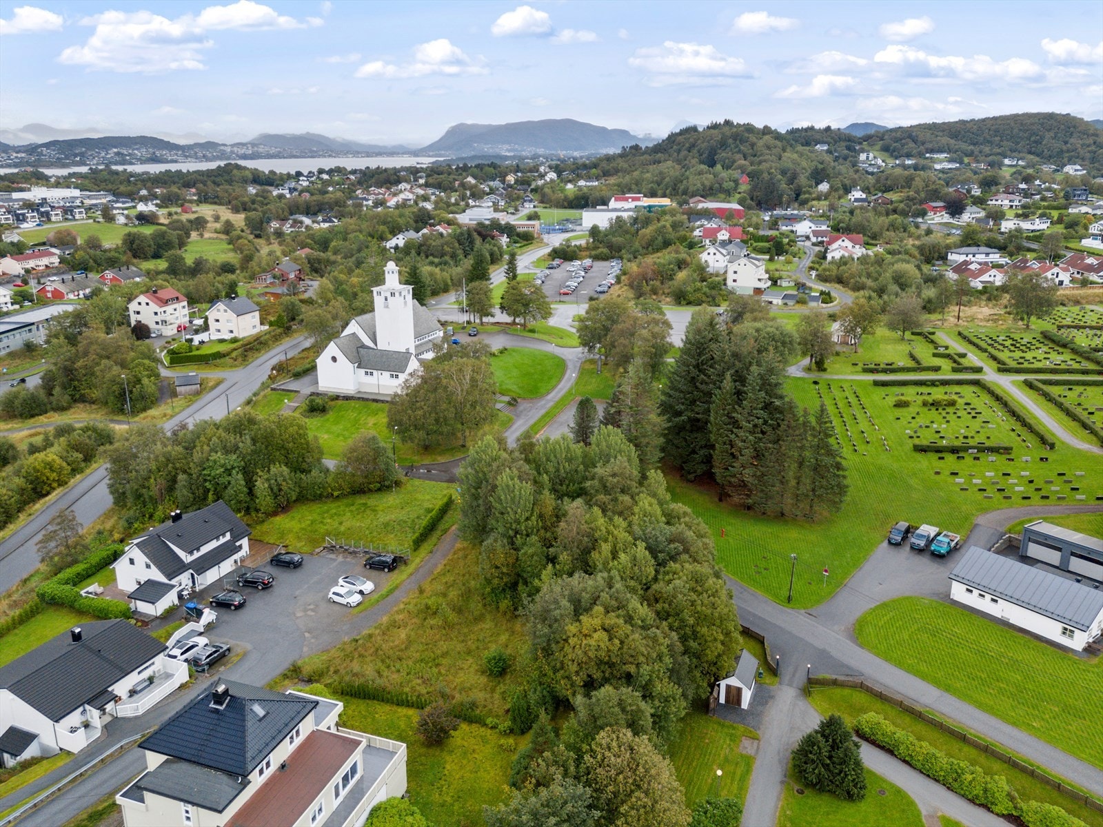 Eiendommen har adresse knyttet til kommunal vei, jfr. vedlagte Vegstatuskart, men det er ikke opparbeidet avkjørsel til eiendommen. Galleribilde