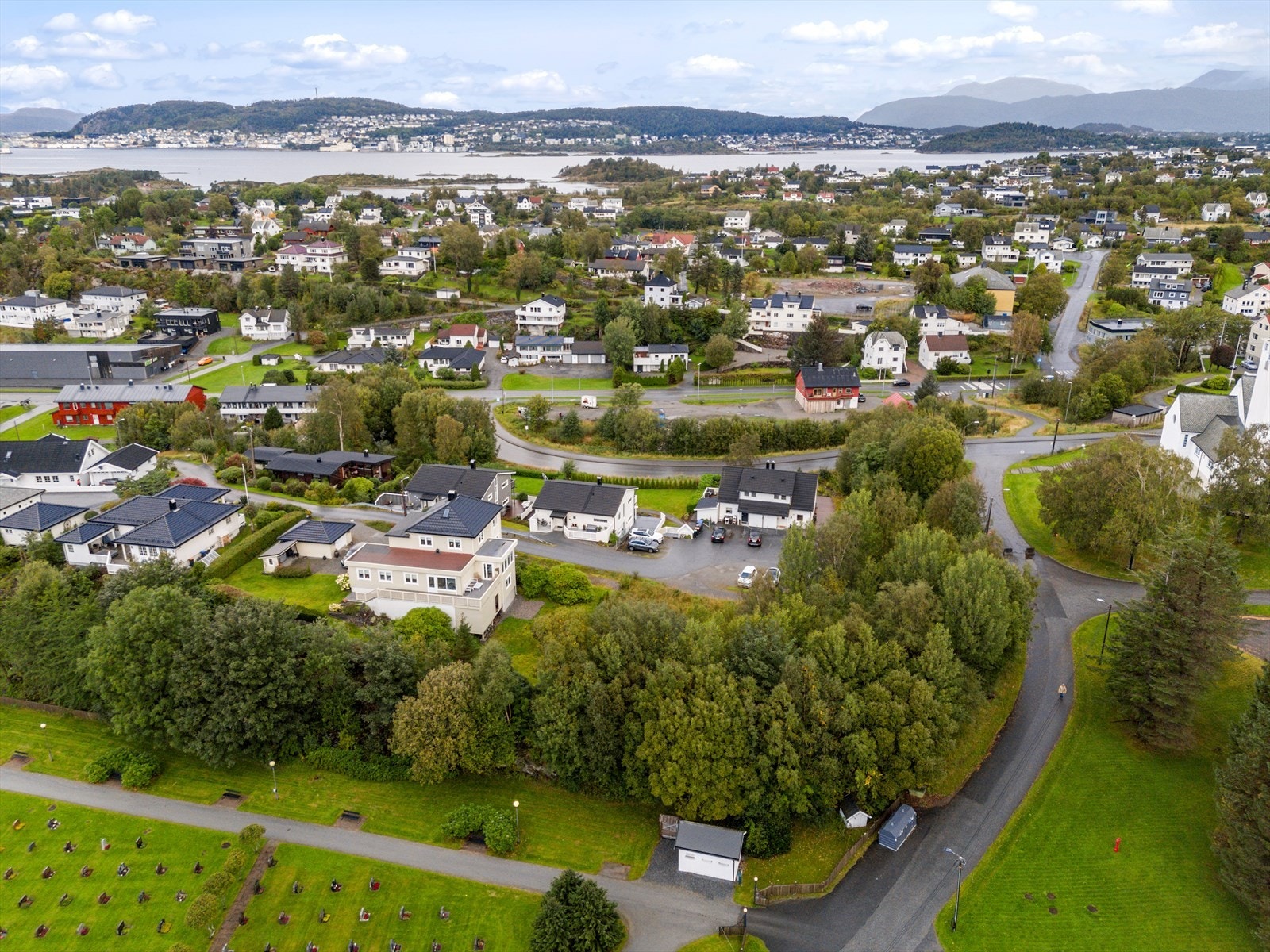 Fra eiendommen er det kort avstand til blant annet barnehage, skoler, dagligvarebutikk og turterreng, noe som gjør området svært familievennlig og praktisk for daglige gjøremål. Galleribilde