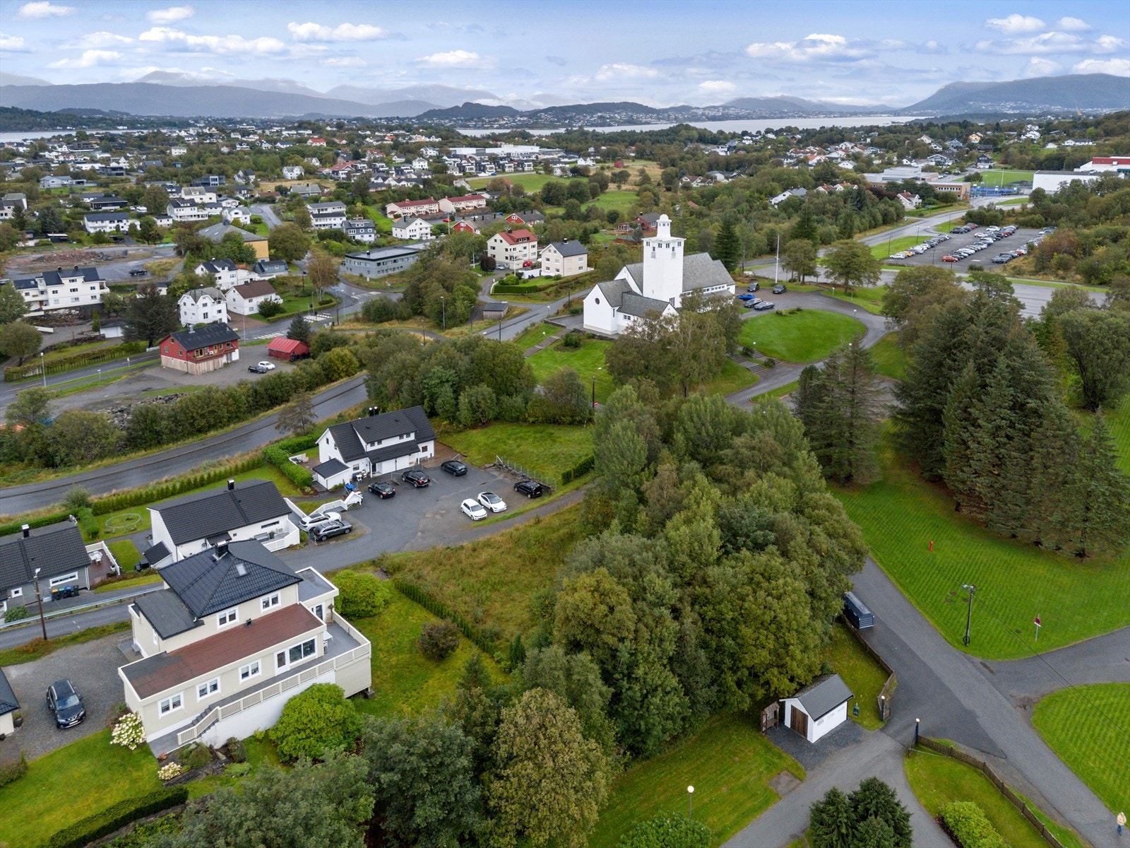Tomten ligger i område regulert til boliger. Galleribilde