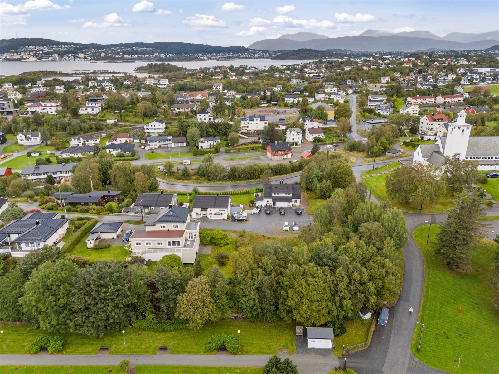Eiendommen ligger i et område med gode sol- og lysforhold og tomten ansees som attraktiv både for private kjøpere og profesjonelle utbyggere. Galleribilde