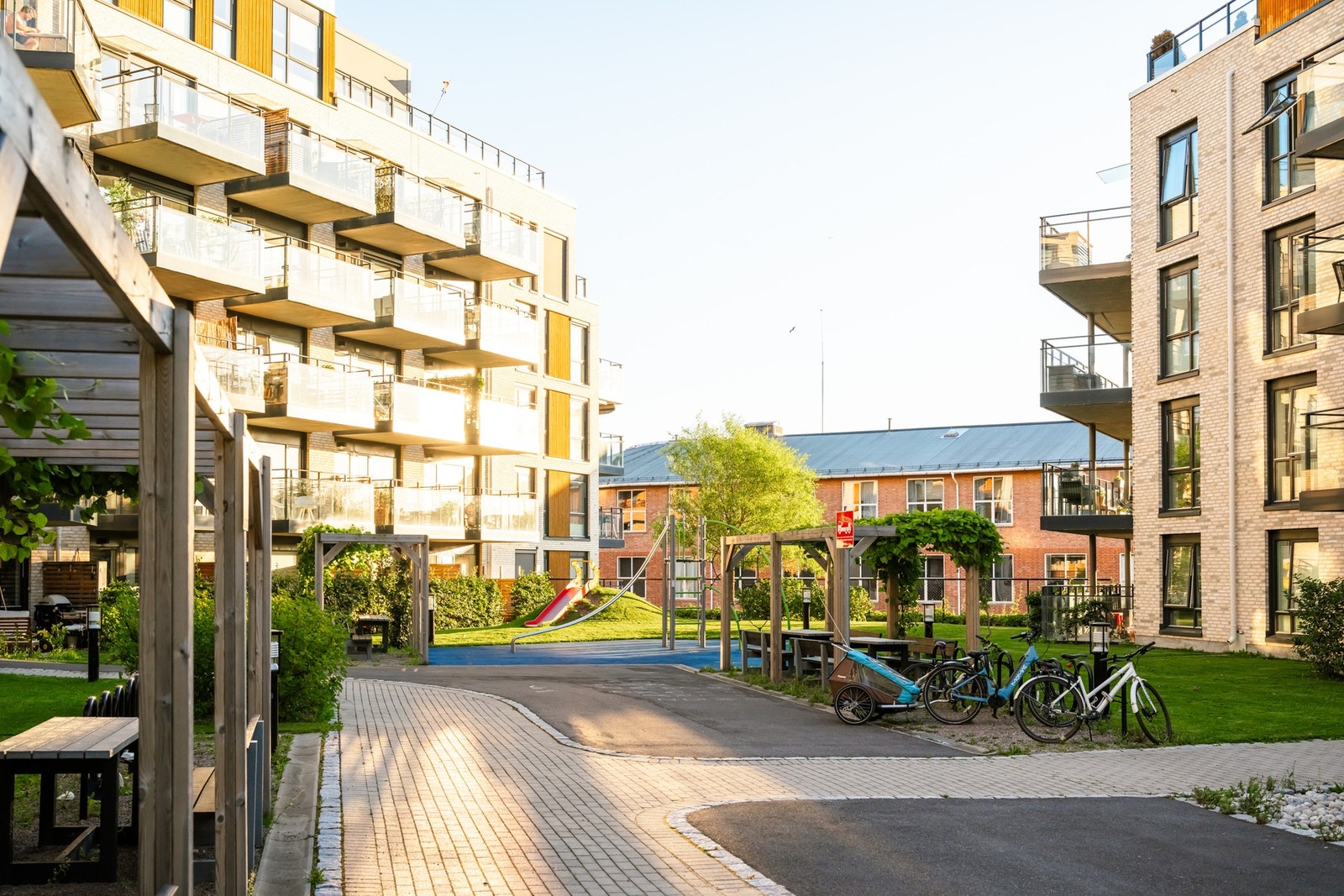 Det er flere sittegrupper, pergola, sykkelparkering og lekeplass for de minste. Galleribilde