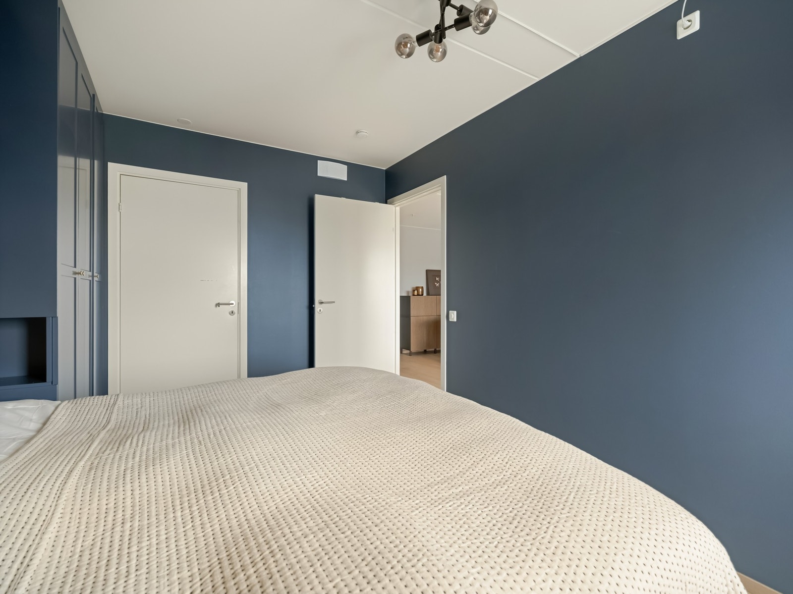 Fra soverommet er det inngang til et helt eget bad, eller "en-suite bad" om du vil. Luksus, ikke sant? Galleribilde
