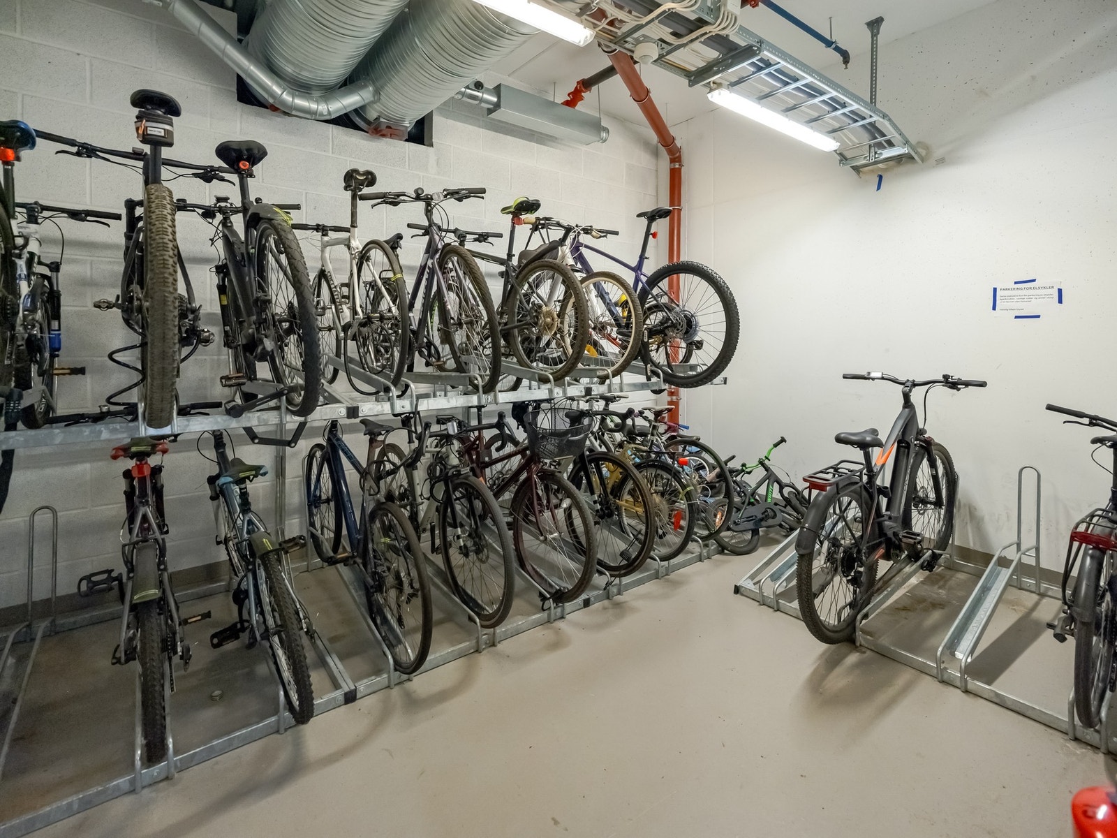 Det er adkomst til flere sykkelparkeringer via garasjekjelleren. Galleribilde