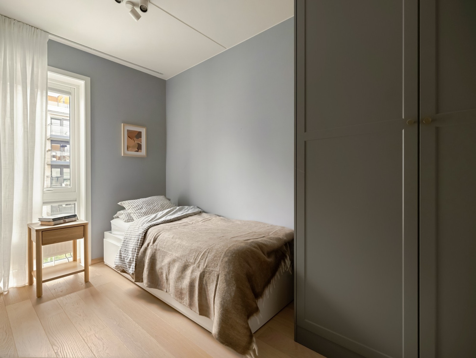 God plass til seng, nattbord og garderobeskap. Galleribilde