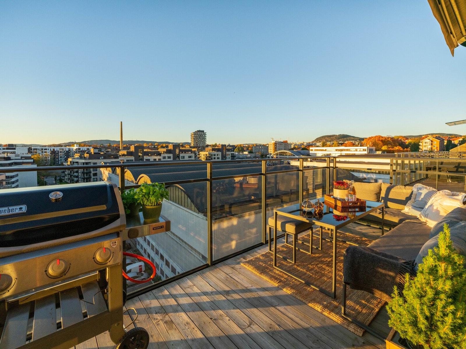 Balkongen har god plass til en sittegruppe, beplantning og grill (gass eller elektrisk grill er tillatt). Galleribilde