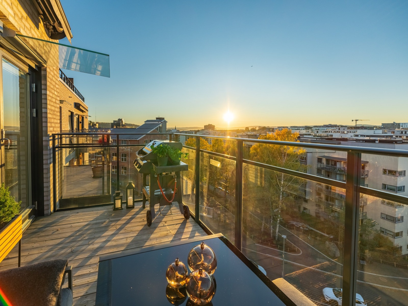 Dette er et skikkelig herlig sted å være. Balkongen er stor og solrik på 10 m². Med sin nordvestvendte retning er det gode solforhold fra rundt kl. 14:00 til sent på kveld midt på sommeren. Galleribilde
