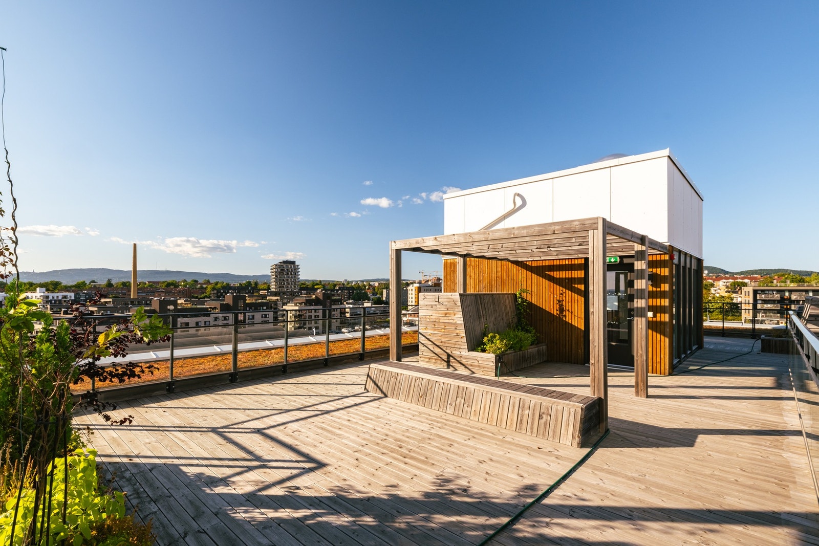 Populære Ensjøhøyden har en beliggenhet som er midt i smørøyet i den moderne nybyen på Ensjø. Galleribilde