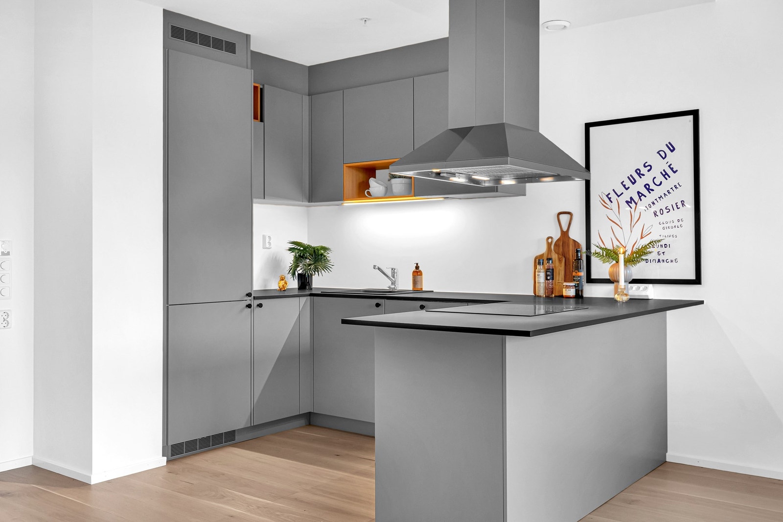 Flott høykvalitets kjøkken fra Drømmekjøkkenet med integrerte hvitevarer. Galleribilde