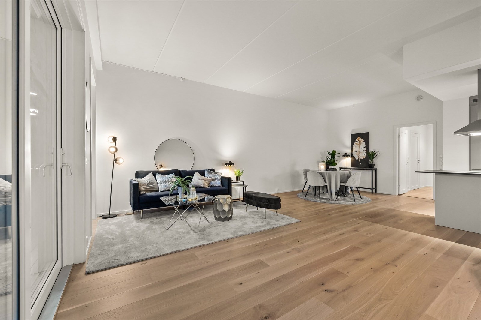 Åpen og sosial stue- og kjøkkenløsning med god utforming, og en naturlig plassering av de ulike sonene. Galleribilde