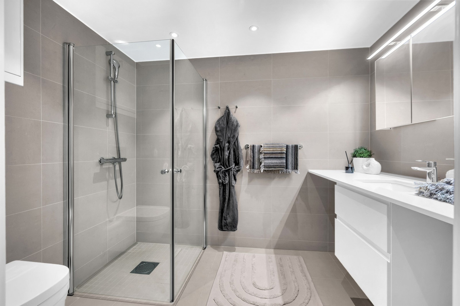 Delikat og romslig baderom i en behagelig fargepalett. Galleribilde