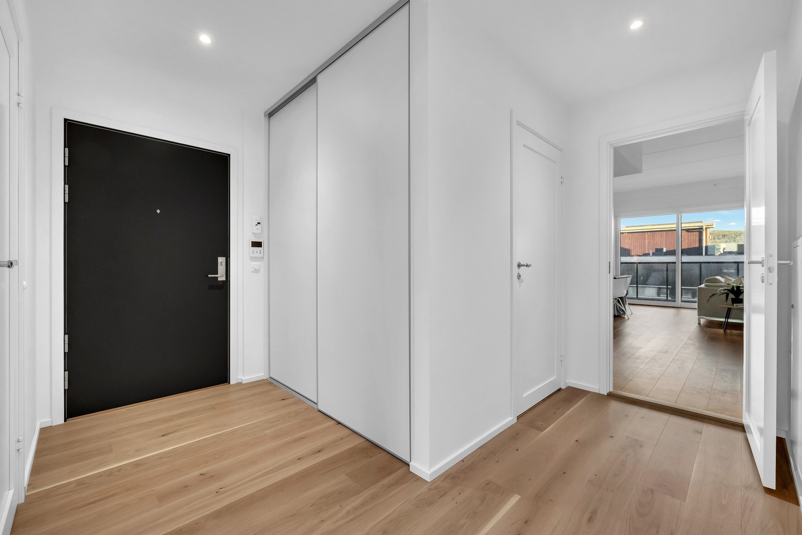 Velkommen inn! Boligen er gjennomgående parkett og store vindusflater. Galleribilde