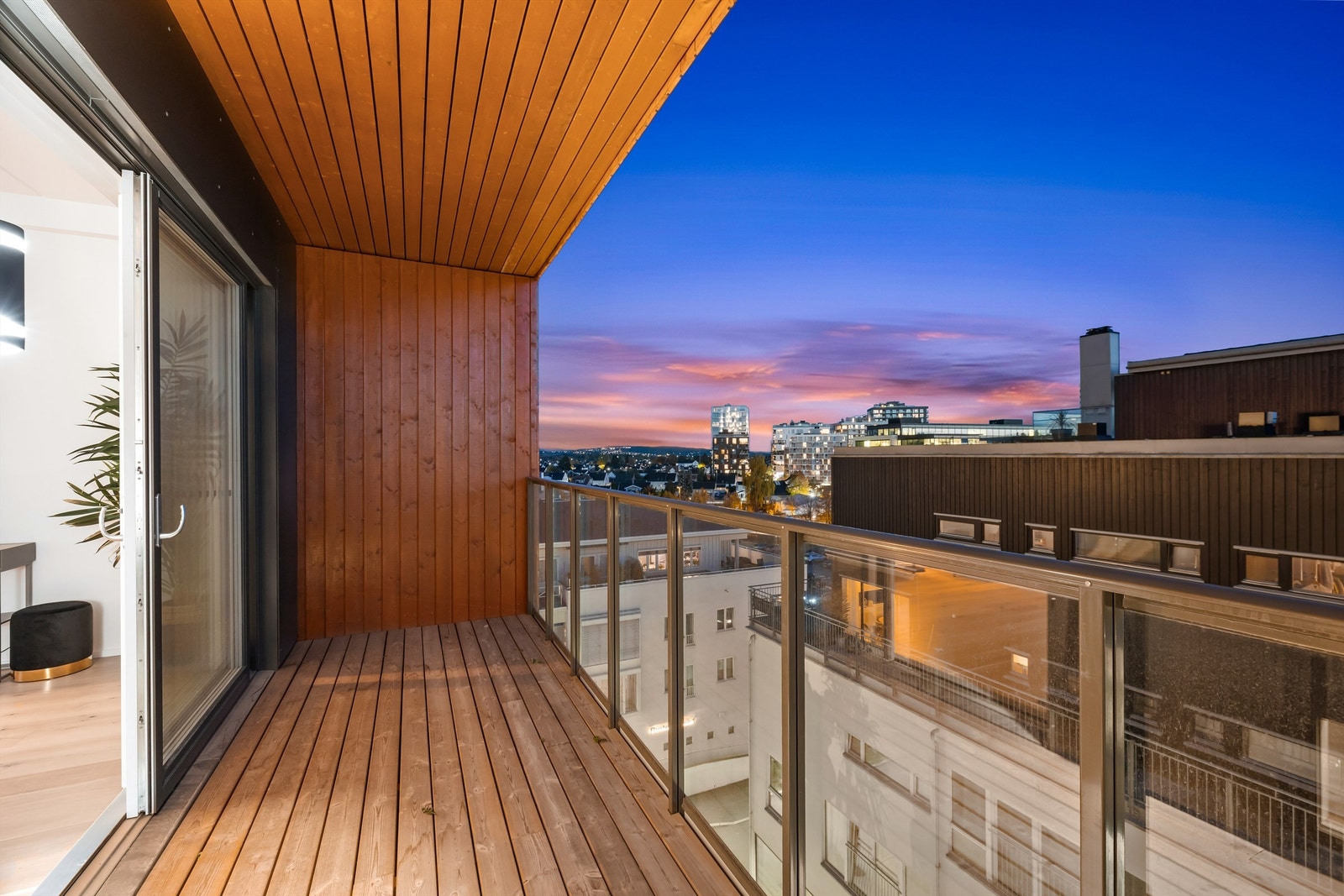 Her er det god plass til både sittegruppe og grill. Galleribilde