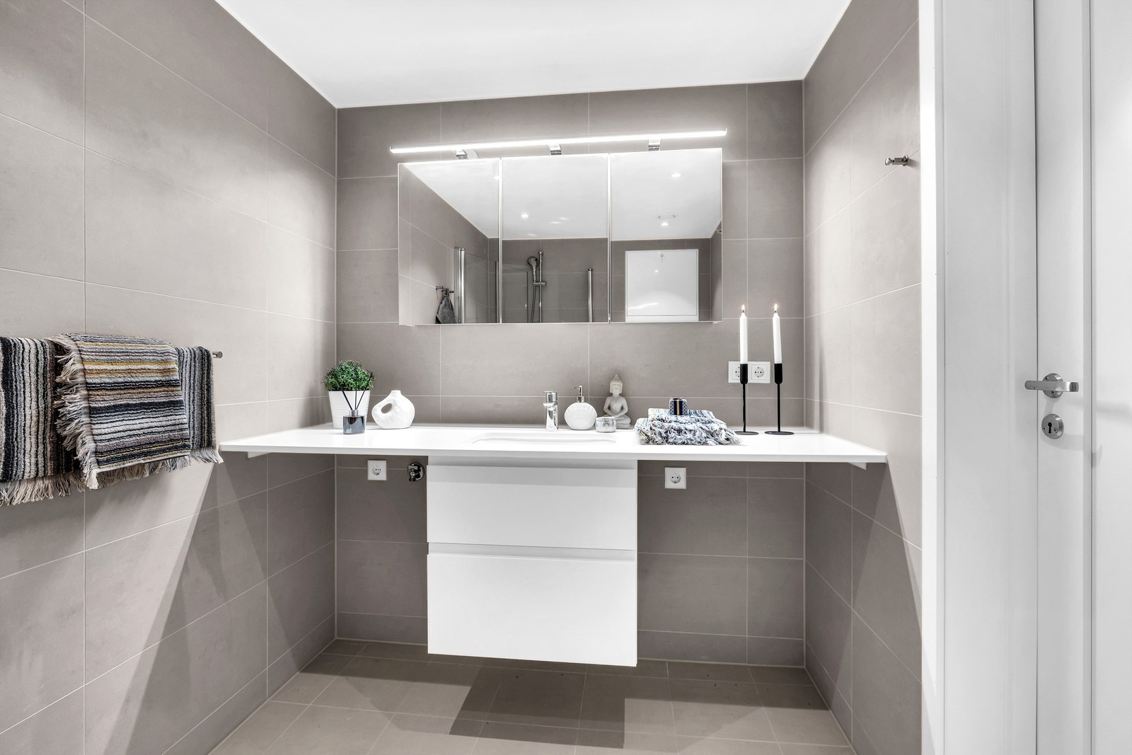 Avsatt plass til vaskemaskin og tørketrommel under benk. Galleribilde