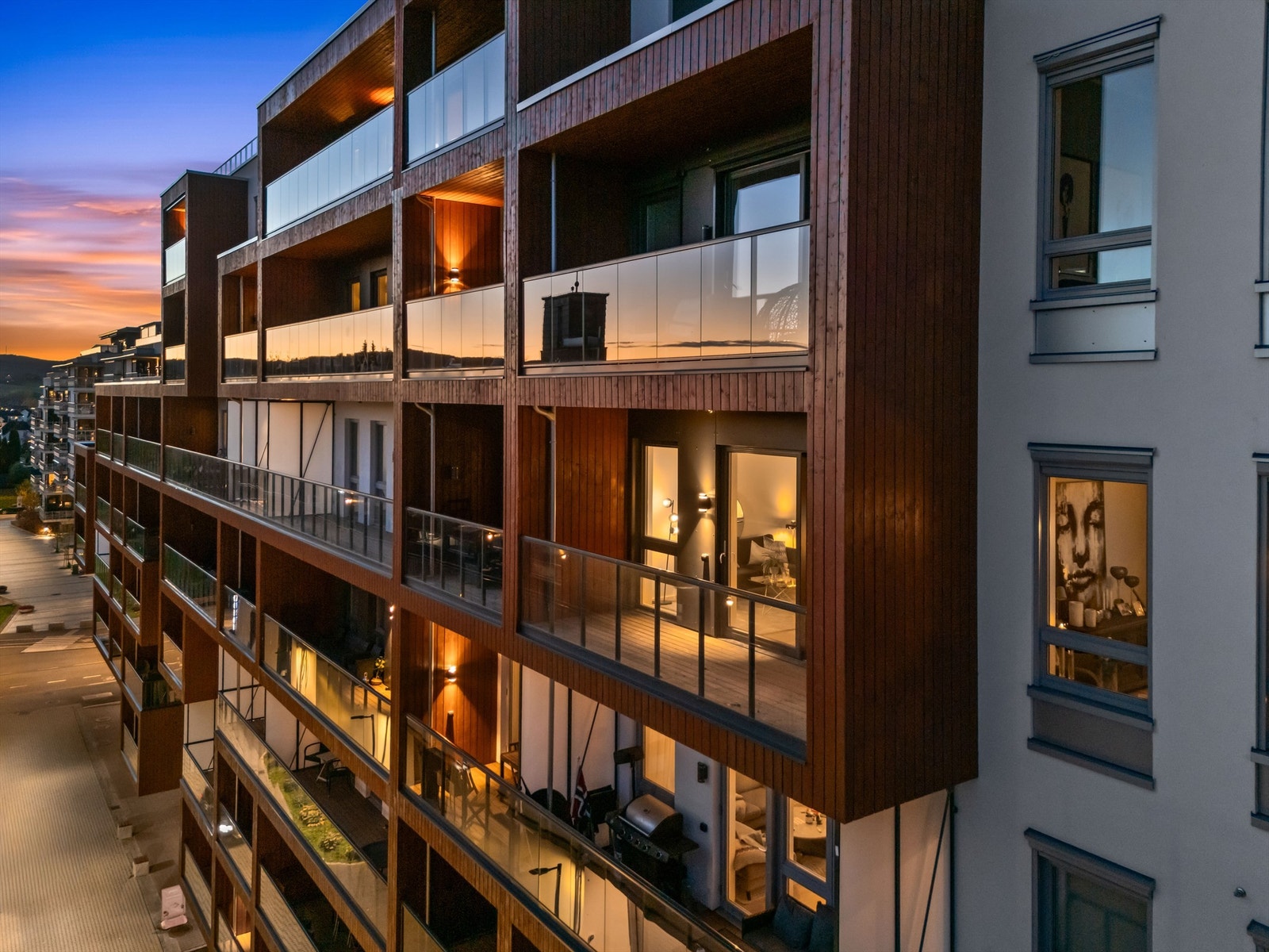 Overbygget gir ly for vær og vind, og gjør balkongen anvendelig store deler av året. Galleribilde