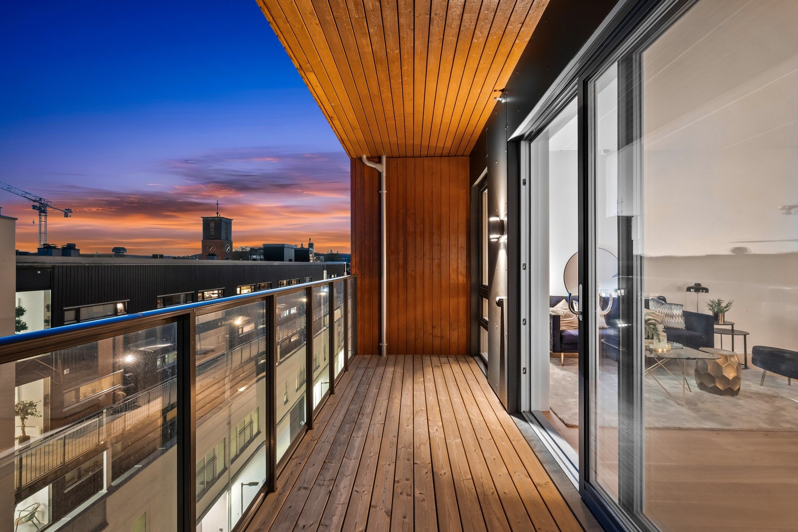 Glassrekkverk bidrar til å slippe inn rikelig med lys og gir en moderne og åpen følelse. Galleribilde