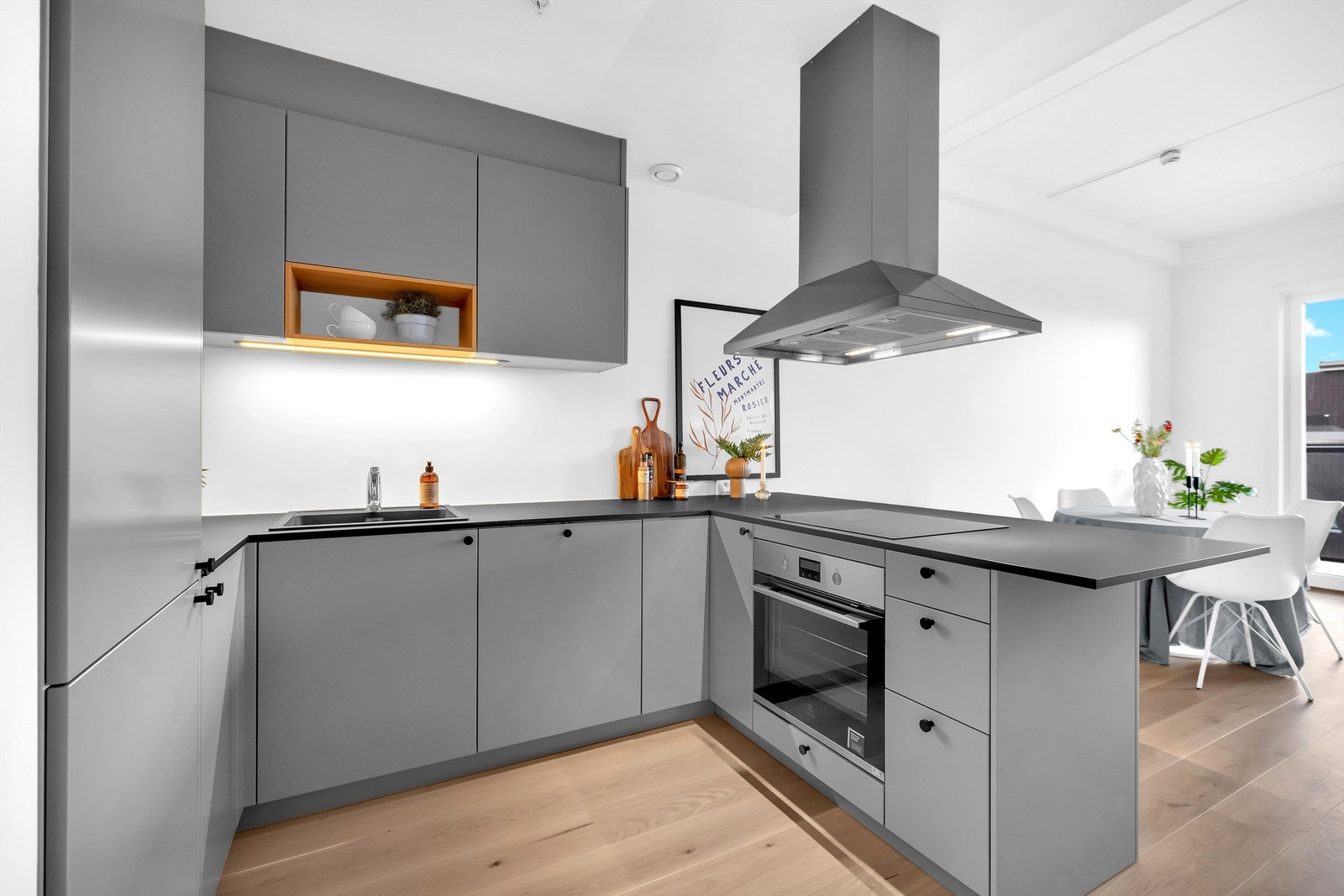 Kjøkken innredningen er moderne med sorte detaljer. Galleribilde