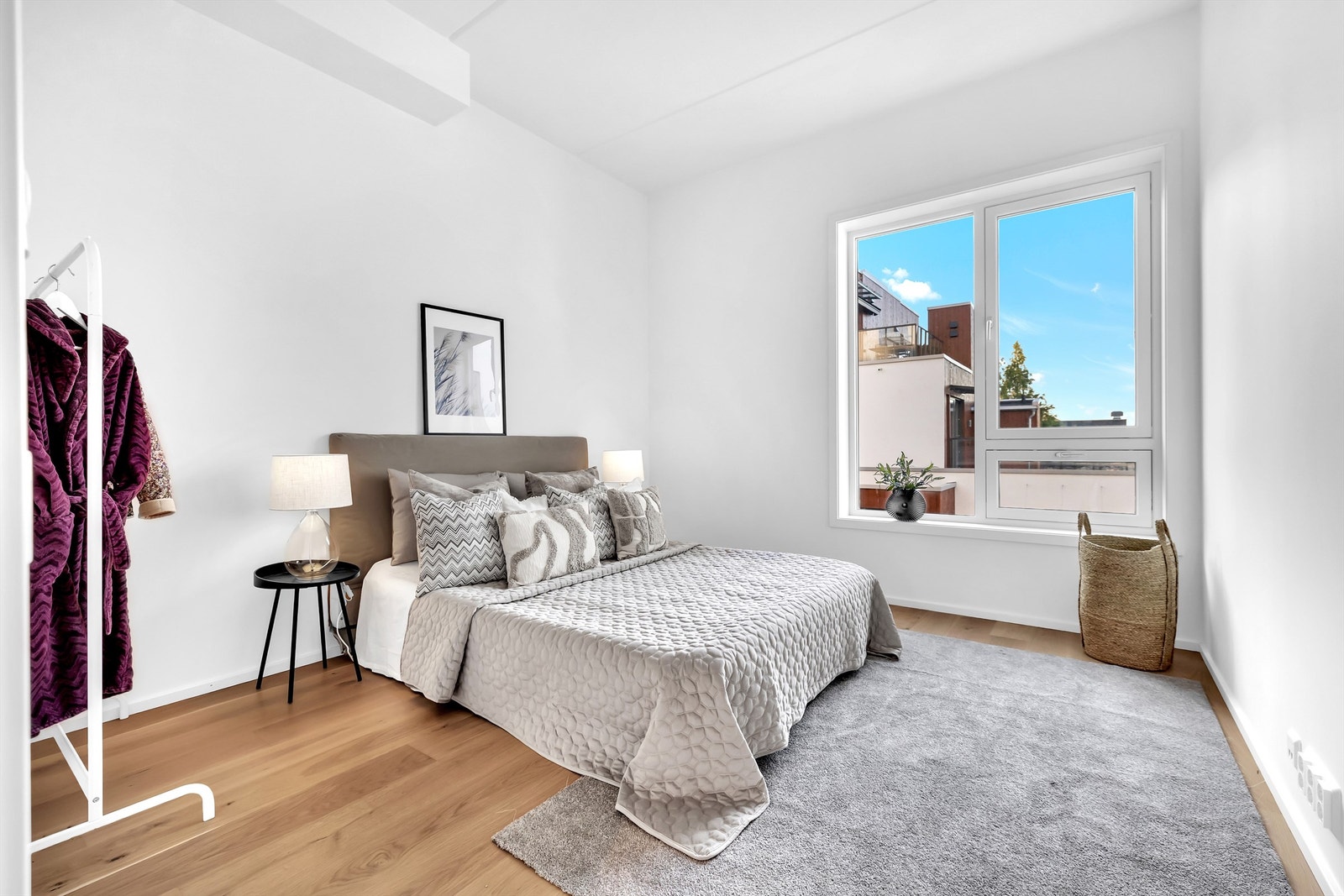 Leiligheten har to soverom. Hovedsoverommet er av god størrelse med god plass til dobbeltseng og avsatt plass til montering av garderobeskap. Galleribilde