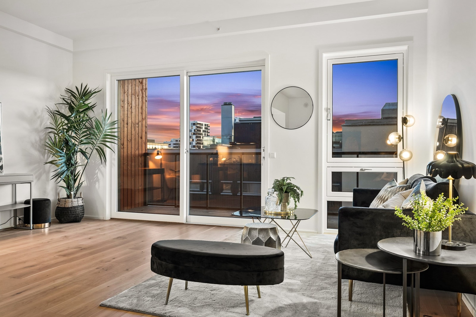 Åpen og sosial stue- og kjøkkenløsning med god utforming, og en naturlig plassering av de ulike sonene. Galleribilde