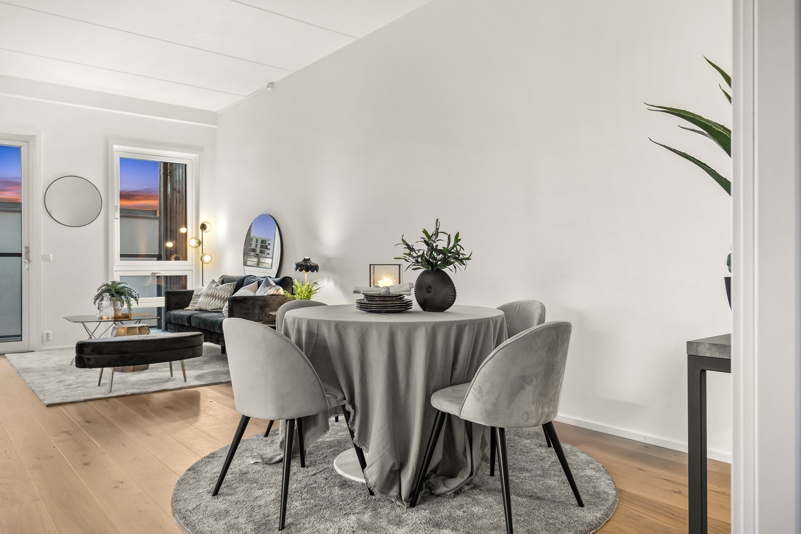 Naturlig plassering av spisebord nærmest kjøkkenet. Galleribilde