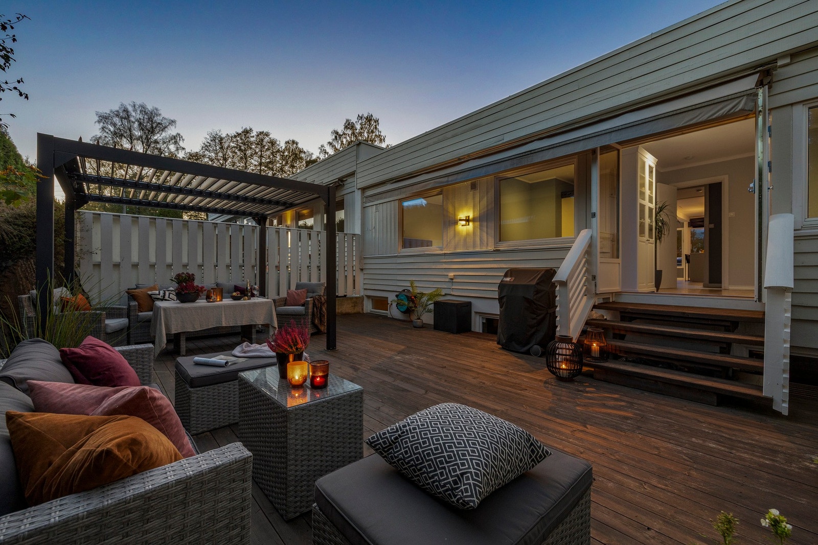 Terrasse på 68 kvm og pergola. Galleribilde