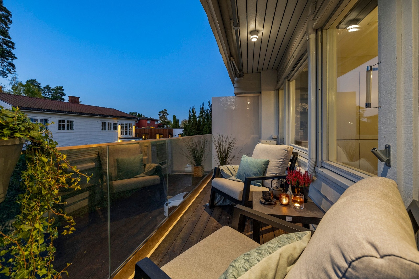 Hyggelig sydvendt balkong med utgang fra stuen. Galleribilde