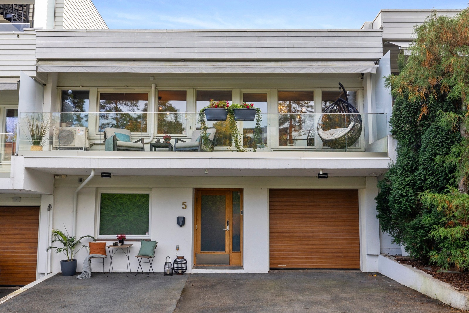 Fasade. Integrert garasje med lader for elbil. Galleribilde