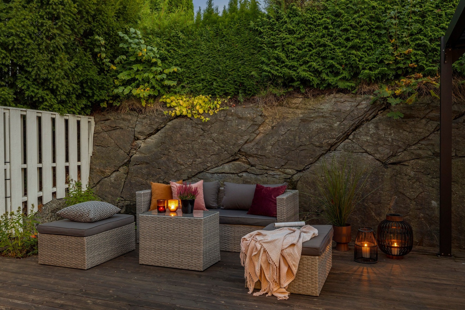 Herlig uteplass med gode solforhold. Terrassen oppleves som en forlengelse av 1.etasjen store deler av året. Galleribilde