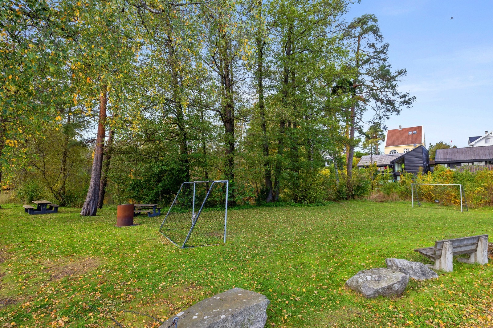 Boligen er del av et realsameie som disponerer store grøntområder. Galleribilde