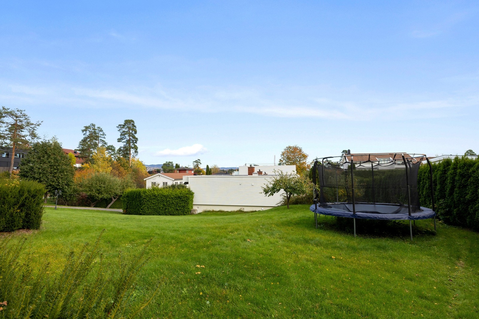 Boligen er del av et realsameie som disponerer store grøntområder. Galleribilde