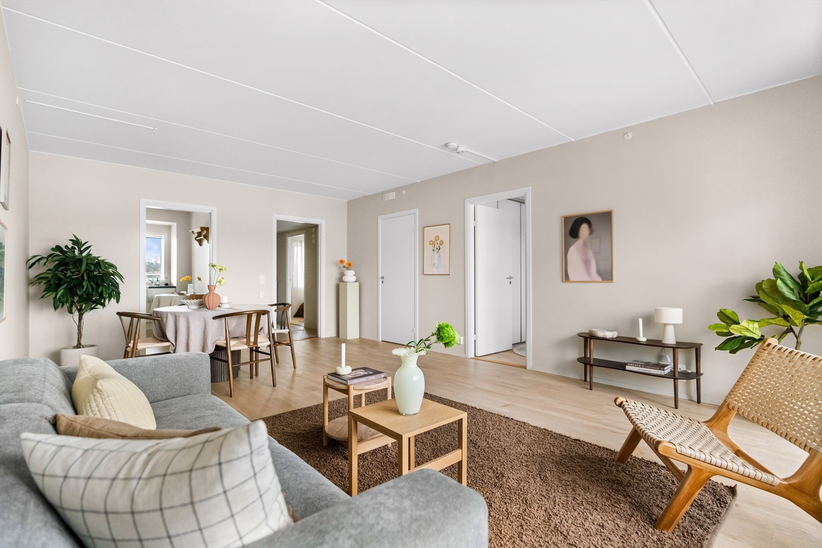 Gjennomgående planløsning med gode lysforhold og naturlig flyt mellom rommene. Galleribilde