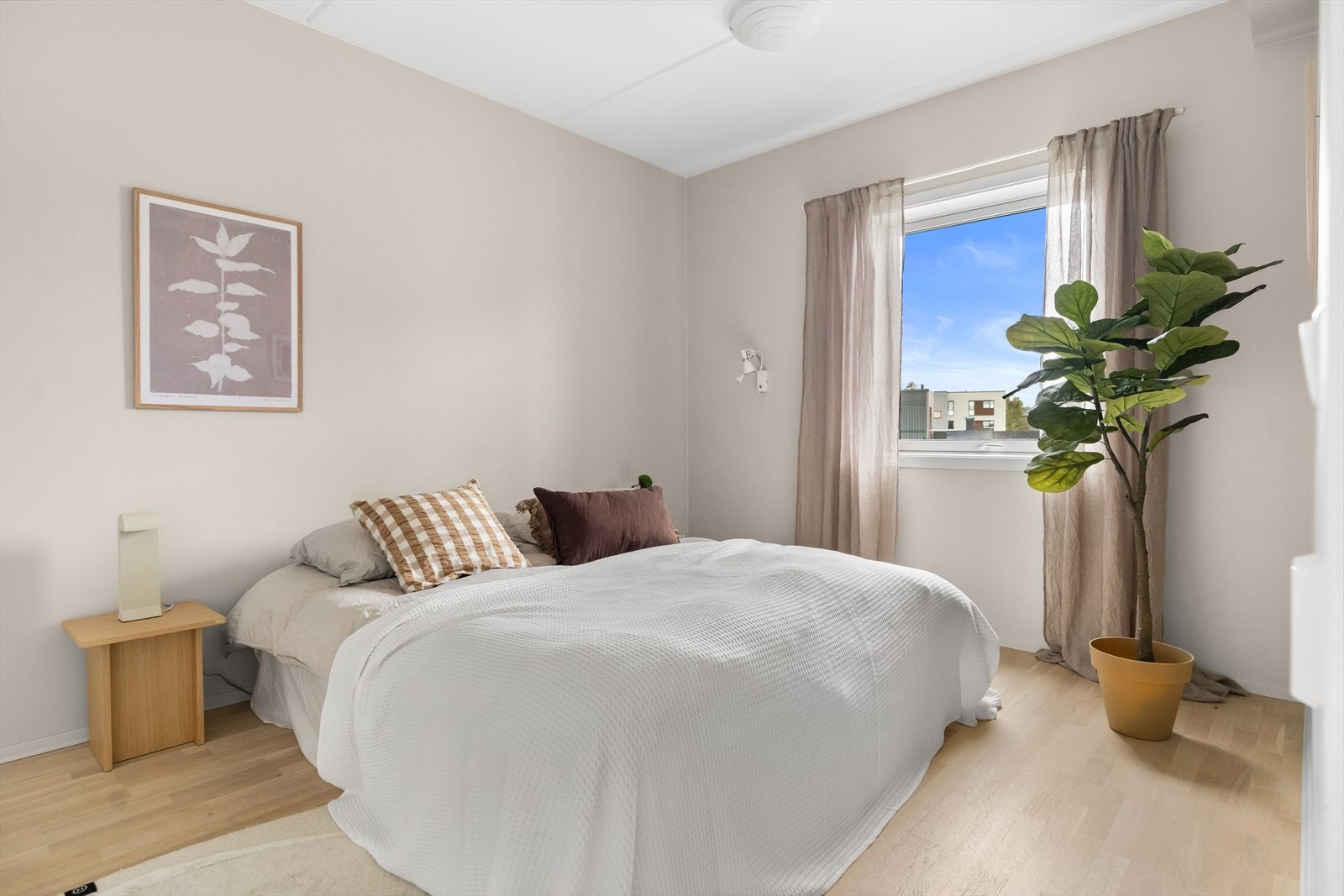 Hovedsoverommet har god plass til dobbeltseng, nattbord og garderobe. Galleribilde