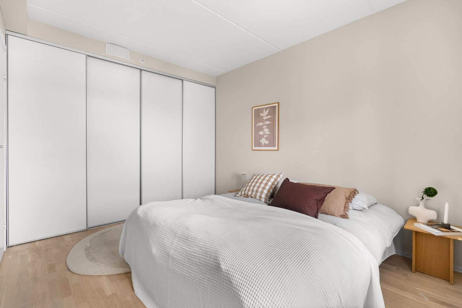 Innebygd garderobeskap med god plass. Galleribilde