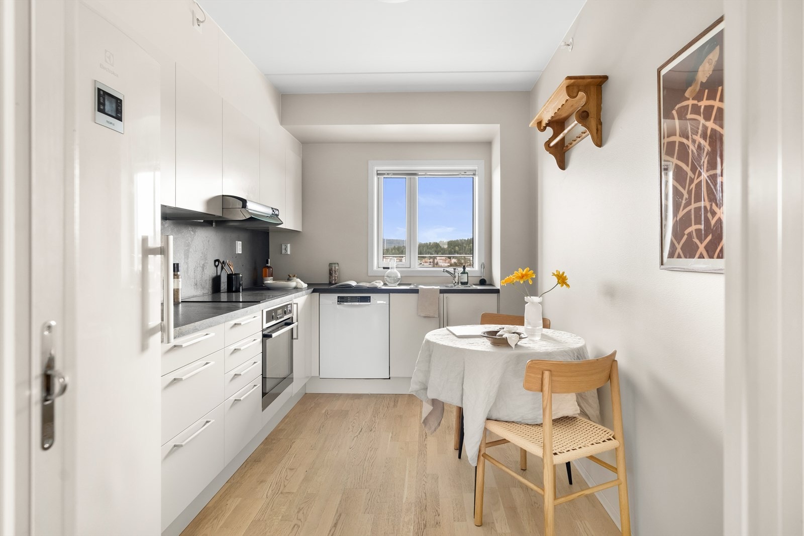 Leiligheten har et separat lyst kjøkken.Her er det god plass til kjøkkenbord hvor frokosten kan nytes. Galleribilde